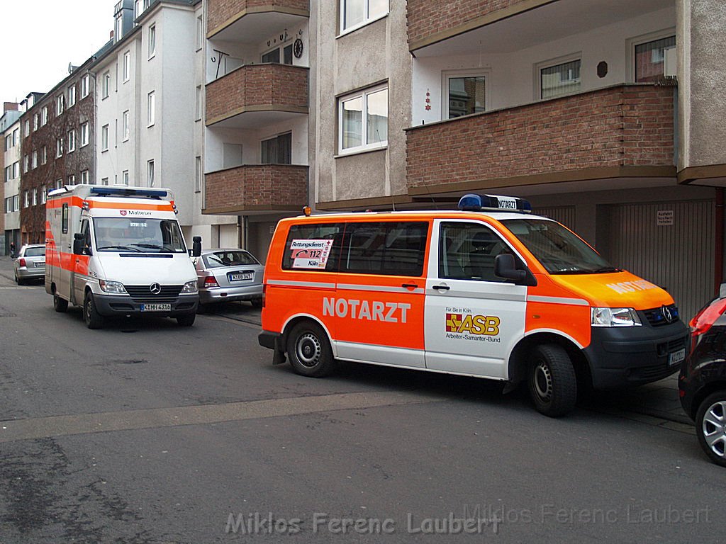 Einsatz Feuerwehr SEK Polizei Koeln Nippes Merheimerstr P126.JPG